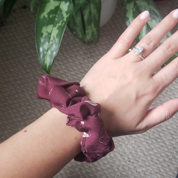 🖤 NWOT plum purple scrunchie with white flowers - Picture 2 of 2